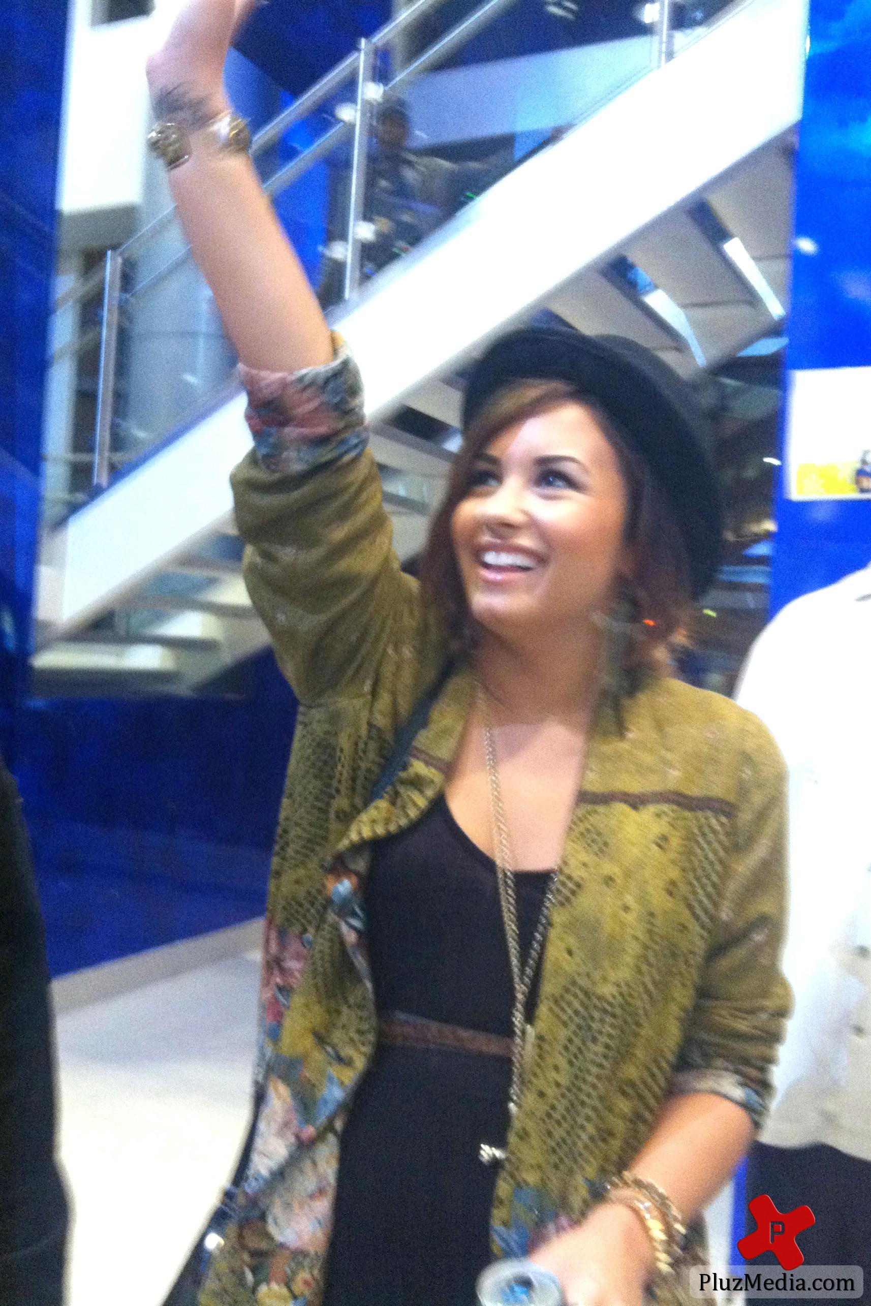 Demi Lovato buys her new cd at midnight | Picture 83103